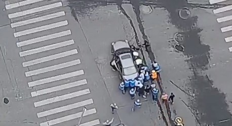 Толпа доставщиков вытащила женщину из-под машины в Китае 