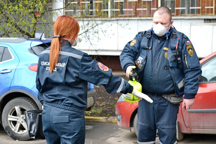 Водитель отряда «СпасРезерв» Егор Кравцов обрабатывает дезинфицирующим средством руки стажеру Марианне Баршутиной — необходимая мера безопасности в период пандемии. Это первое дежурство девушки-волонтера