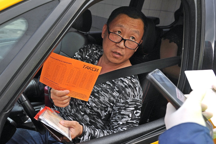 У таксиста Вячеслава Ана нет карточки с его фотографией, персональными данными и информацией о таксомоторной компании. На водителя составили протокол