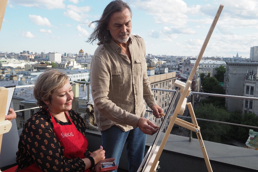 Художник Никас Сафронов помогает врачу Анастасии Московченко написать собственную картину