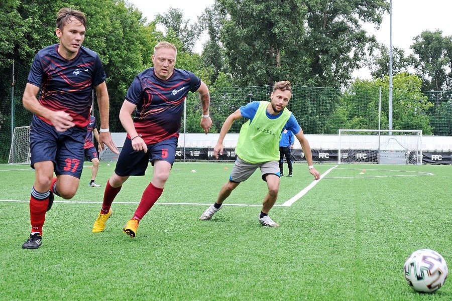 Сергей Баринов и Александр Новоселов (слева направо) из команды «ВР-Технологии» борются за мяч с Ильей Романовым из сборной «ФНАЦ ВИМ»