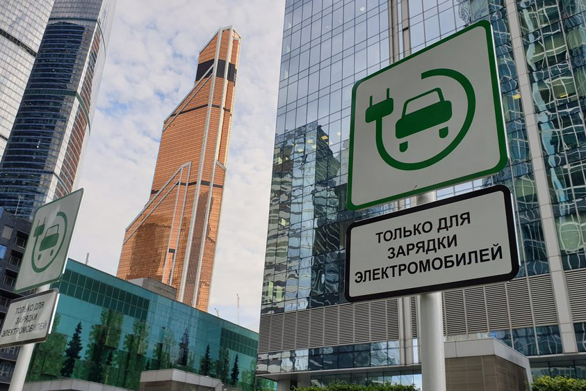 Свыше 350 зарядных станций для электротранспорта установят в столице до конца года