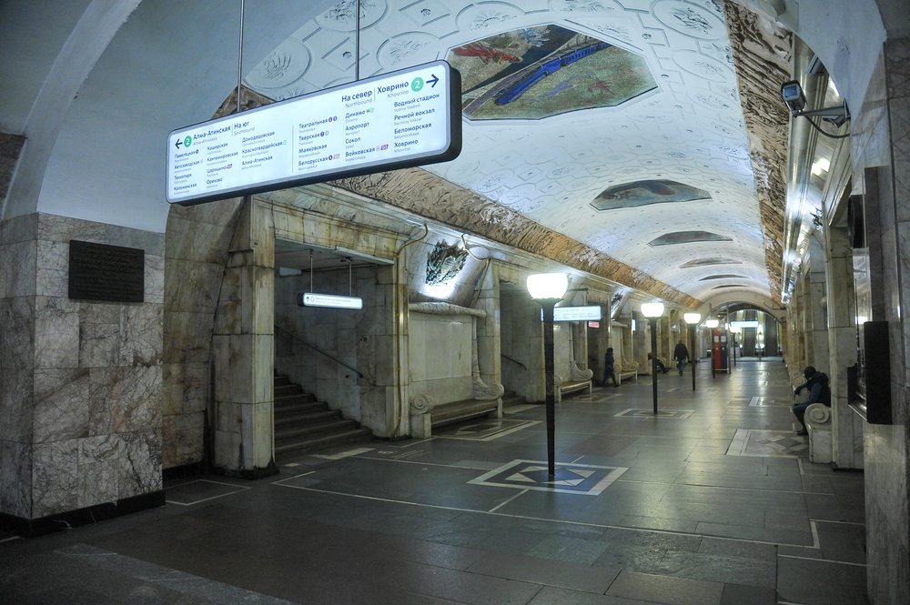 Исторические барельефы на станции «Новокузнецкая» отреставрируют до конца года