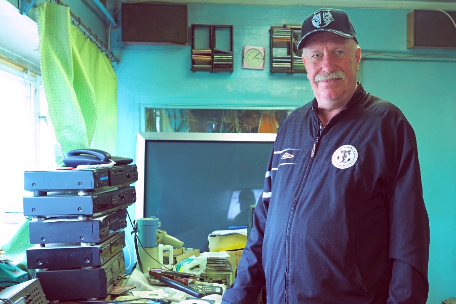 Специалист по ремонту оборудования Виктор Николаев в рубке управления табло стадиона. Благодаря заботливому отношению персонала техника здесь до сих пор работает бесперебойно