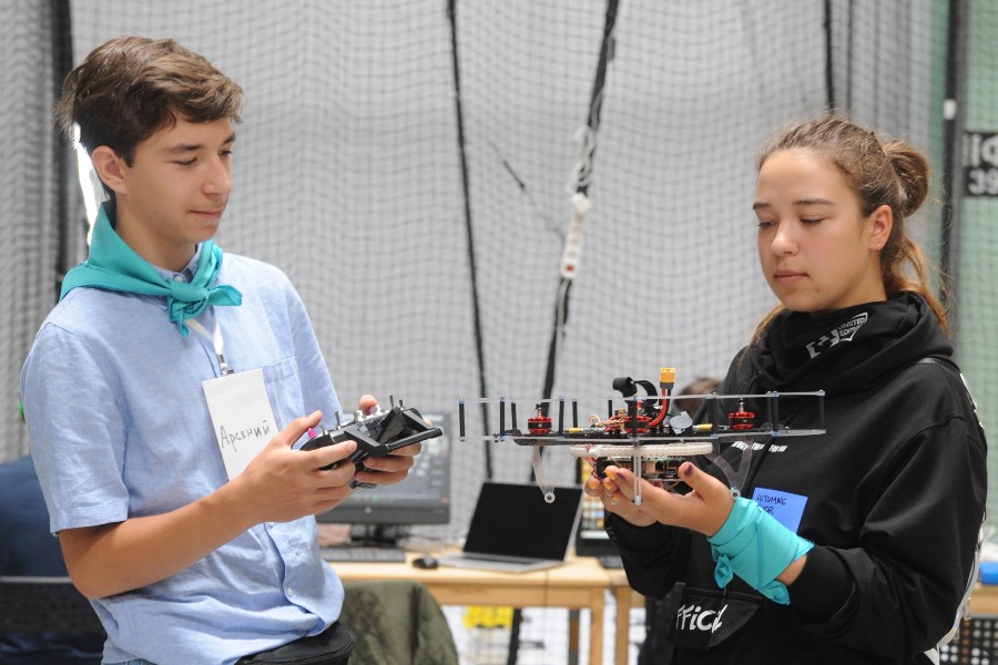 Экскурсия для школьников в павильоны технополиса «Москва». Школьники Арсений Аптикеев и Анастасия Аптикеева (брат и сестра) на профориентационной экскурсии узнали, как собирать беспилотники