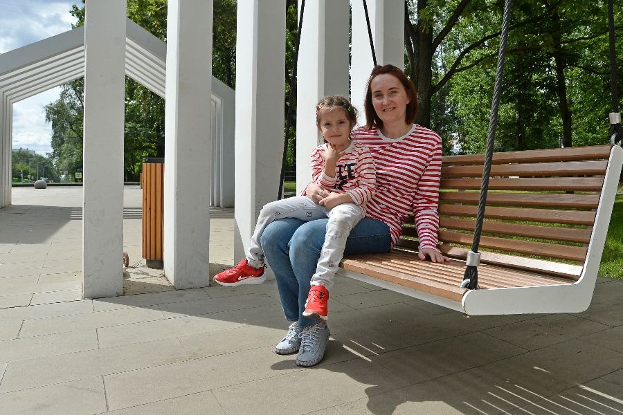 Жительница района Лианозово Ирина Хоминкер с дочкой Соней несколько раз в неделю приходят погулять в благоустроенную зону отдыха «Лианозовский променад». Один из обязательных пунктов программы развлечений — покататься на больших качелях