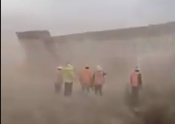 СМИ: Ураган разрушил часть «стены Трампа» на границе с Мексикой