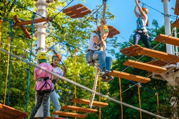 Веревочные городки открылись в восьми столичных парках 