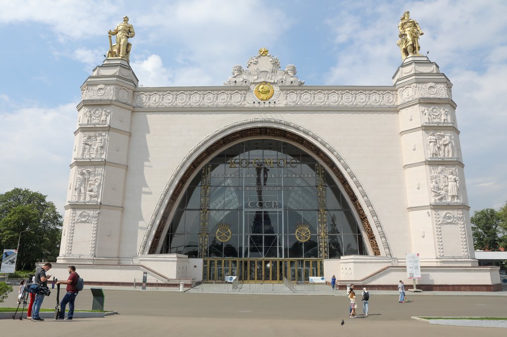 Экскурсии и подводное шоу пройдут на ВДНХ в День российского флага