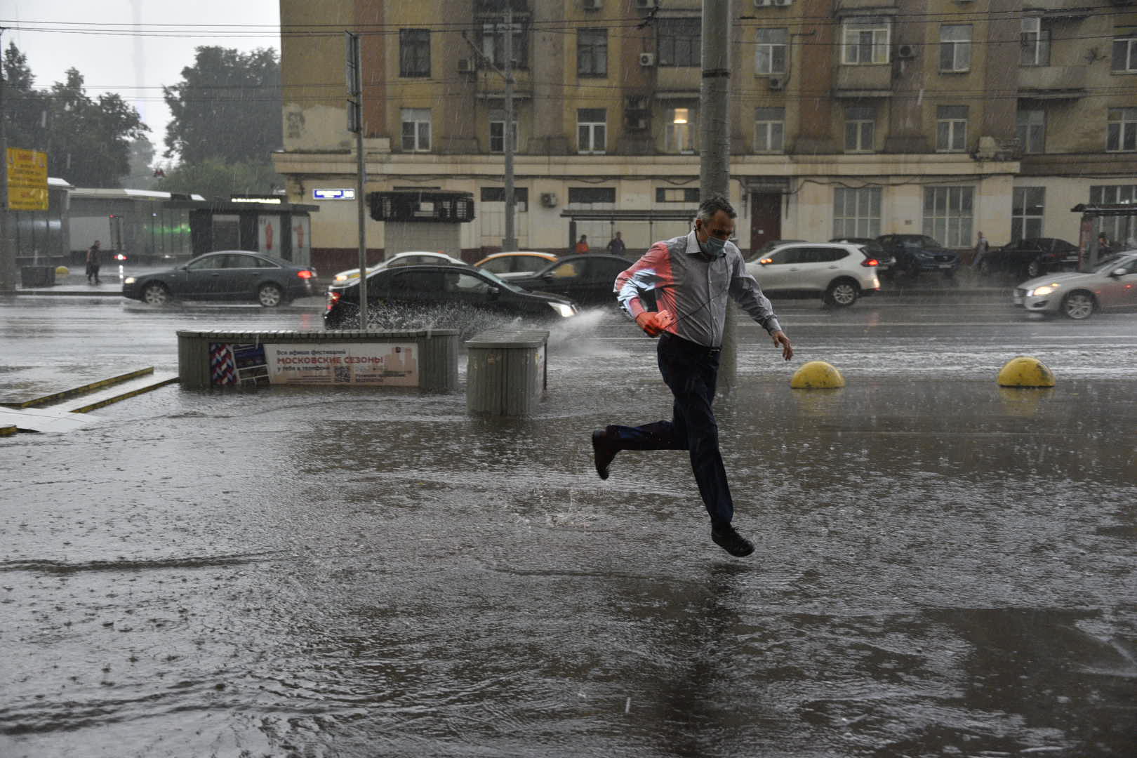 Москва дождь люди. Летний дождь в Москве. Непогода в Москве. Дождь в МСК.