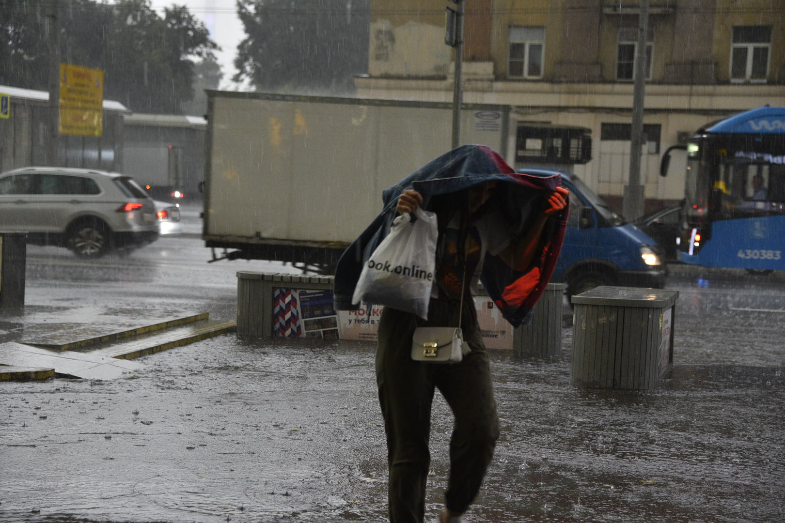 Порывы ветра до 26 метров в секунду ожидаются в Москве до конца суток