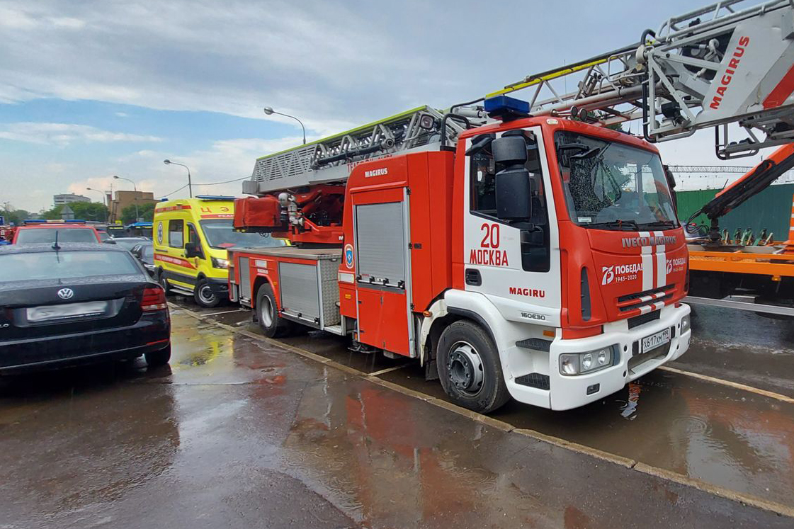 Ангар и грузовой автомобиль загорелись на северо-востоке Москвы