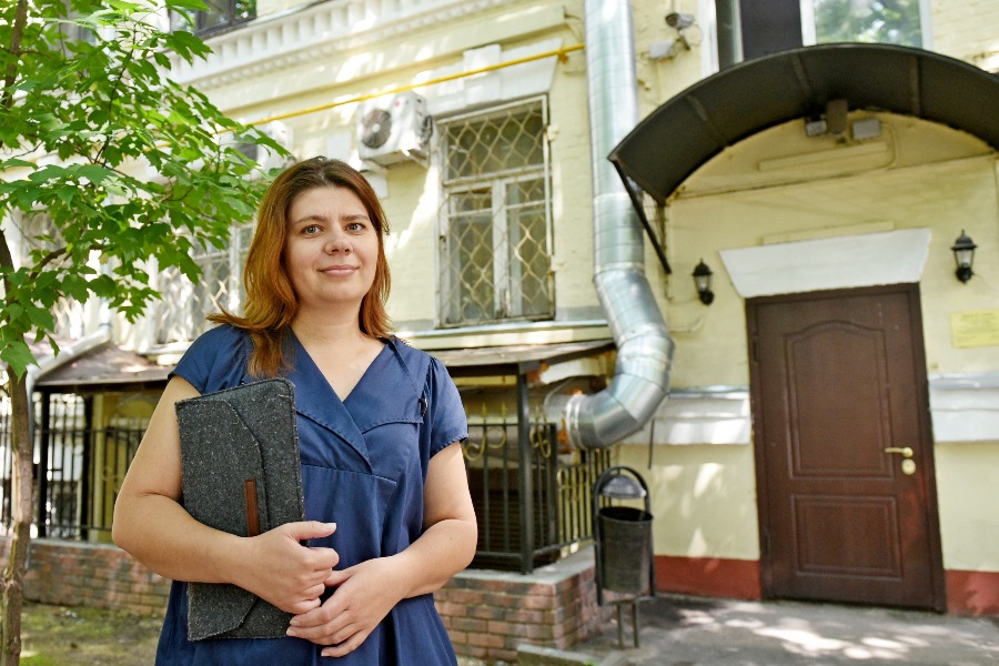 Координатор благотворительных программ региональной общественной организации «Контакт» Инна Иртегова у входа в здание на 2-й Брестской улице. Здесь расположено помещение, которое город выставил на конкурс для столичных некоммерческих организаций