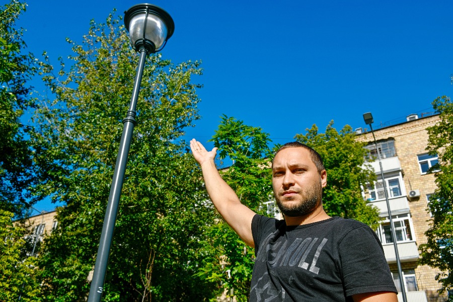 Заместитель главы управы Пресненского района по вопросам ЖКХ Александр Решетников показывает фонарь со светодиодными лампами