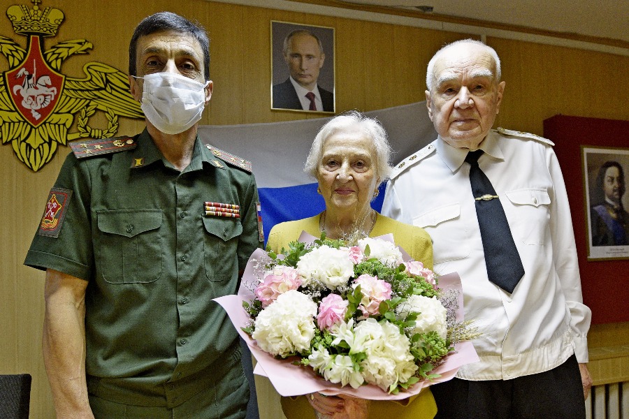 Военком Красносельского района Москвы, полковник Давид Филипов (слева) передал Анатолию Кузьмину и его жене Евгении орденскую книжку героя Великой Отечественной войны, отца адмирала — Алексея Кузьмина