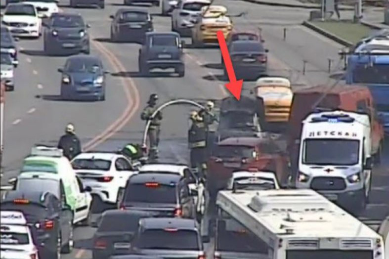 Автомобиль загорелся на Профсоюзной улице