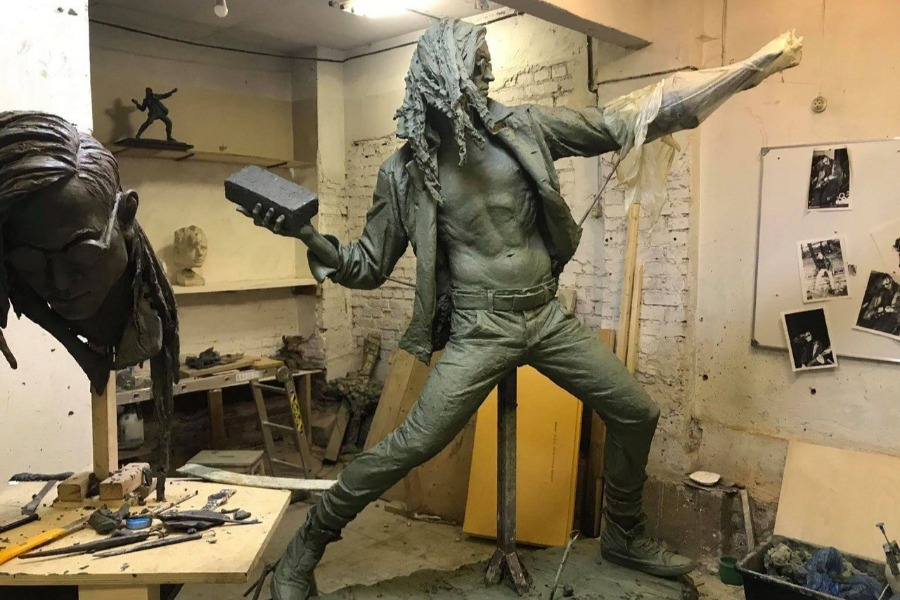 Скульптура, посвященная исполнителю Егору Летову