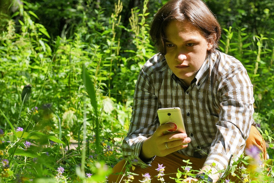 Студент факультета почвоведения МГУ имени М. В. Ломоносова Даниил Барбашин во время практики изучал растения, которые произрастают на территории Битцевского и Тропаревского парков. Он снимал их на телефон и отправлял фотографии в специальную базу данных