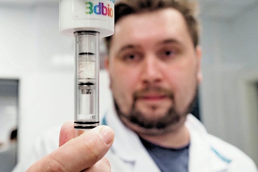 Заведующий лабораторией нанобиотехнологий МФТИ Максим Никитин наблюдает за поведением наночастиц во время очередного опыта. Ученый отмечает, что благодаря их открытию лекарства нового поколения смогут эффективно помогать даже при тяжелых заболеваниях