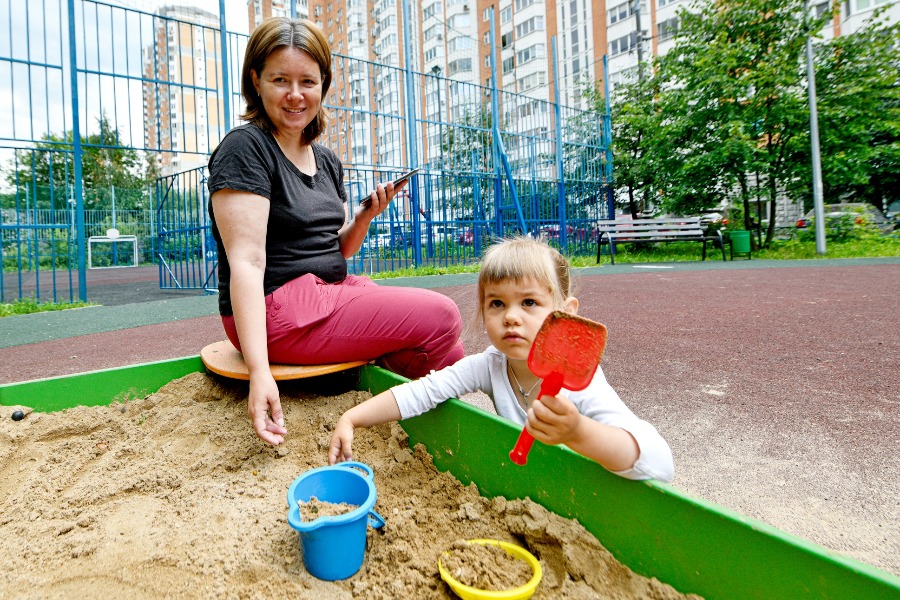 Москвичка Екатерина Маркова играет с дочкой Анной на благоустроенной детской площадке во дворе дома № 17, корпус 2, на улице Снежной