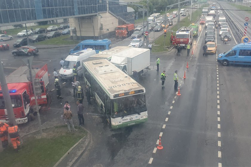 Момент столкновения автобуса и «газели» в Москве попал на видео