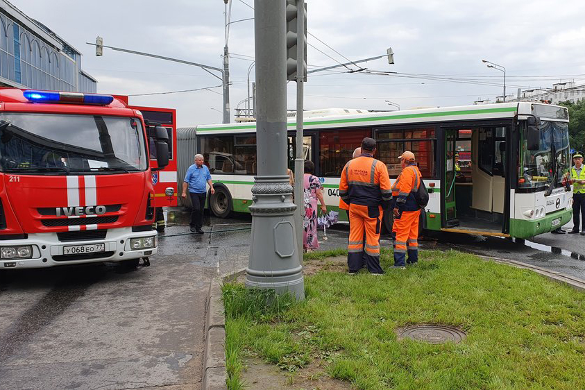 Поврежденный при аварии в Москве автобус убрали с проезжей части