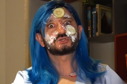 Галустян записал шутливое видео о домашней маске для лица из окрошки