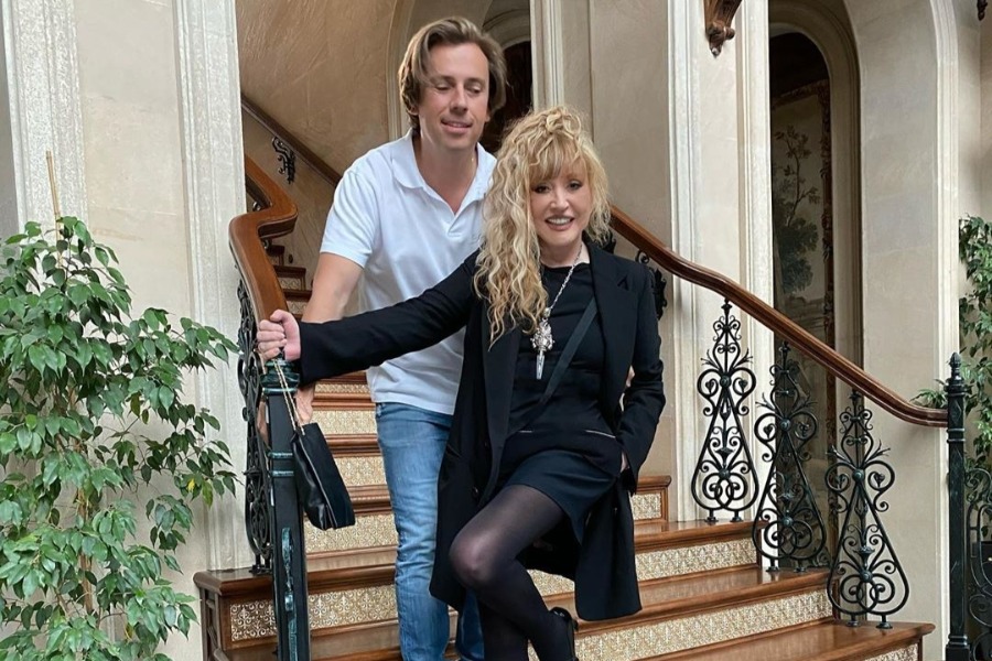 «Музыка Аллы»: Галкин показал осенний сад возле замка под песню Пугачевой