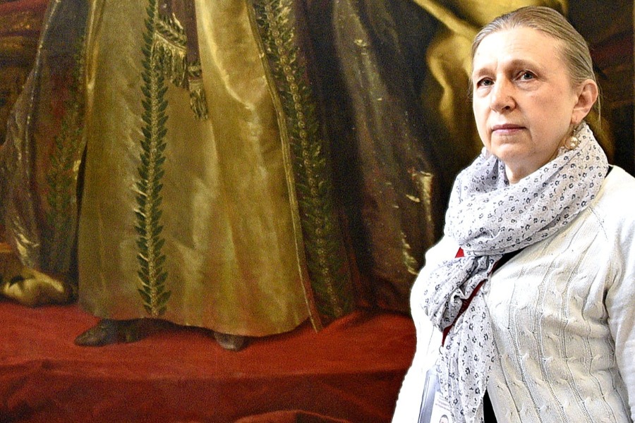 Куратор выставки Людмила Руднева показывает большой парадный портрет Екатерины II