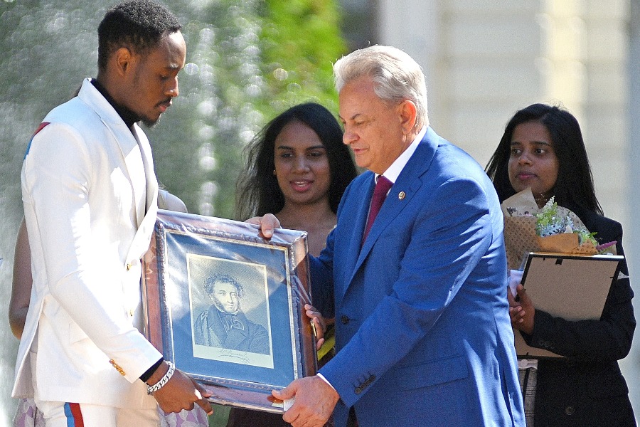 Выпускник Аталон Гафак Кинсли (слева) вручает ректору РГАУ имени Тимирязева Владимиру Трухачеву портрет поэта Александра Пушкина