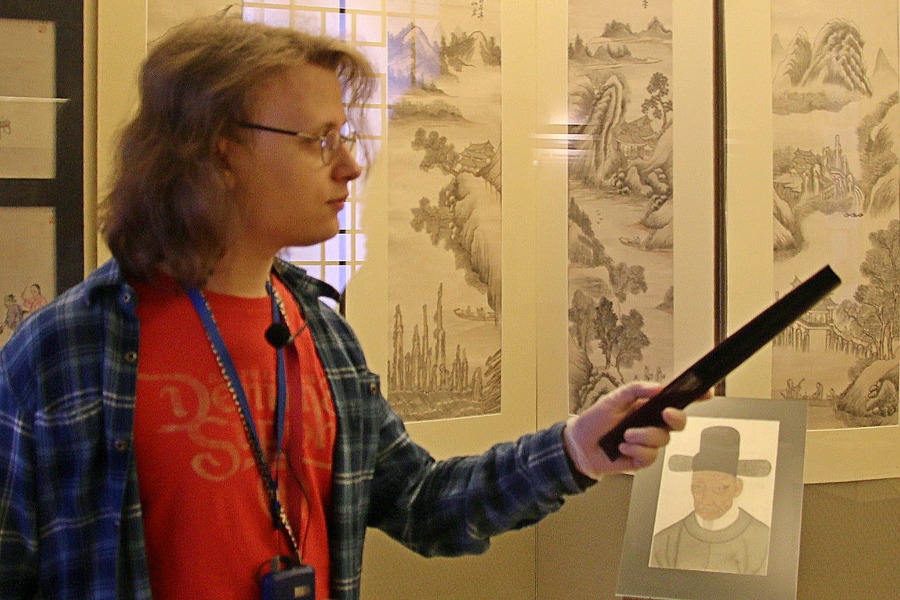 Экскурсовод Никита Музыка рассказывает о картинах корейских художников