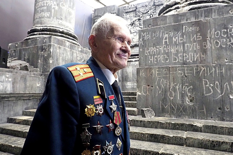 17 ноября 2019 года. Ветеран Великой Отечественной войны Ростислав Битянов у модели Рейхстага в Музее Победы. Ростислав Дмитриевич в 1945 году оставил памятную победную надпись на стене здания в столице Германии