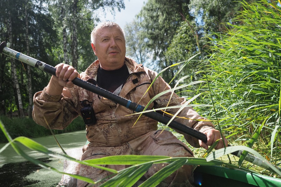 Рельеф и ландшафт национального парка «Лосиный Остров» весьма разнообразен, поэтому старший госинспектор Владимир Игумнов патрулирует эту территорию и пешком, и на внедорожнике, и зимой на снегоходе. А сейчас он на байдарке проверяет, ставили ли браконьеры сети на реке
