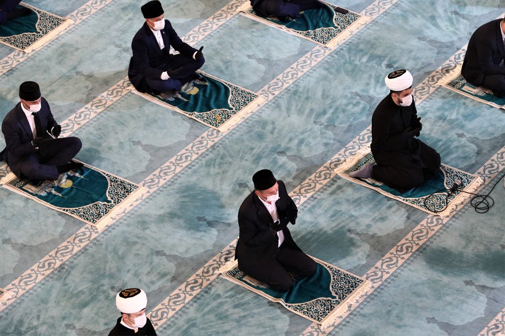 Молитва и помощь волонтеров: Ураза-байрам встретили в Петербурге и Кыргызстане