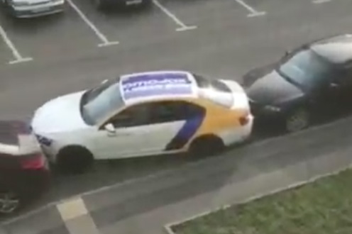 Водитель каршеринга «растолкал» другие машины, чтобы выехать с парковки