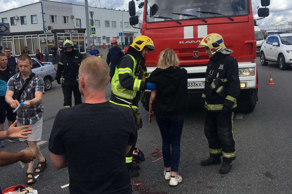 Три человека пострадали в результате аварии с участием трех машин в столице