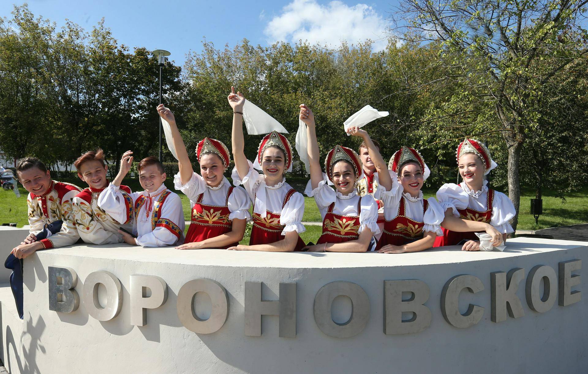 В поселении Вороновское (ТиНАО) торжественно открыли парковую зону после реконструкции. 2019 год.