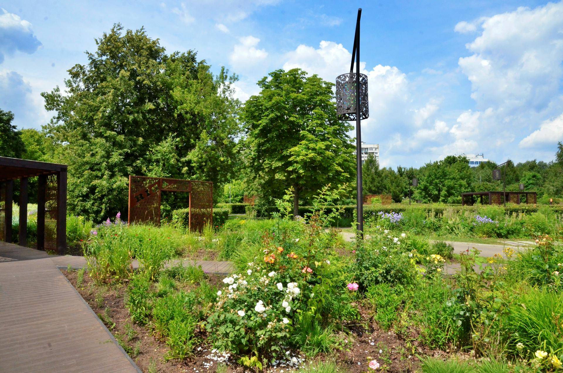 Территории около четырех станций московского метро благоустроят в 2020 году