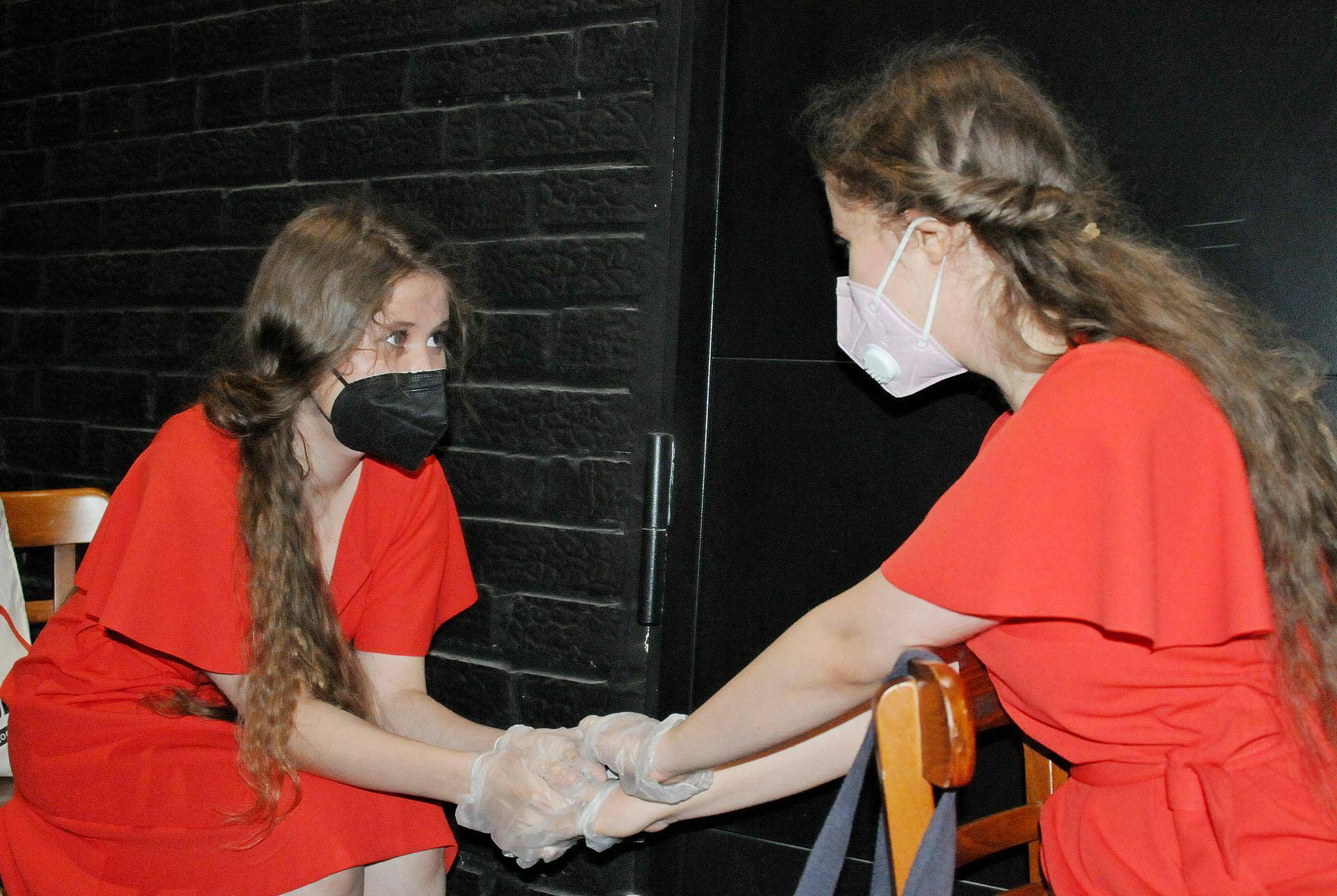 Сестры Полина (слева) и Галина Медведевы настраиваются перед прослушиванием для поступления на факультет эстрады ГИТИСа