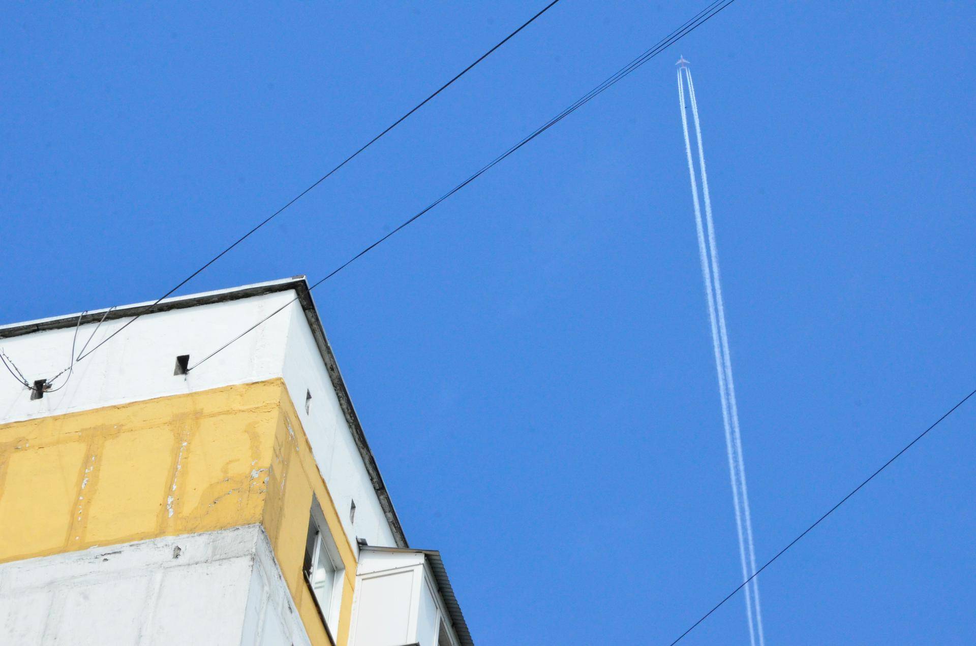 Черное кольцо появилось в небе над районом Строгино после хлопка