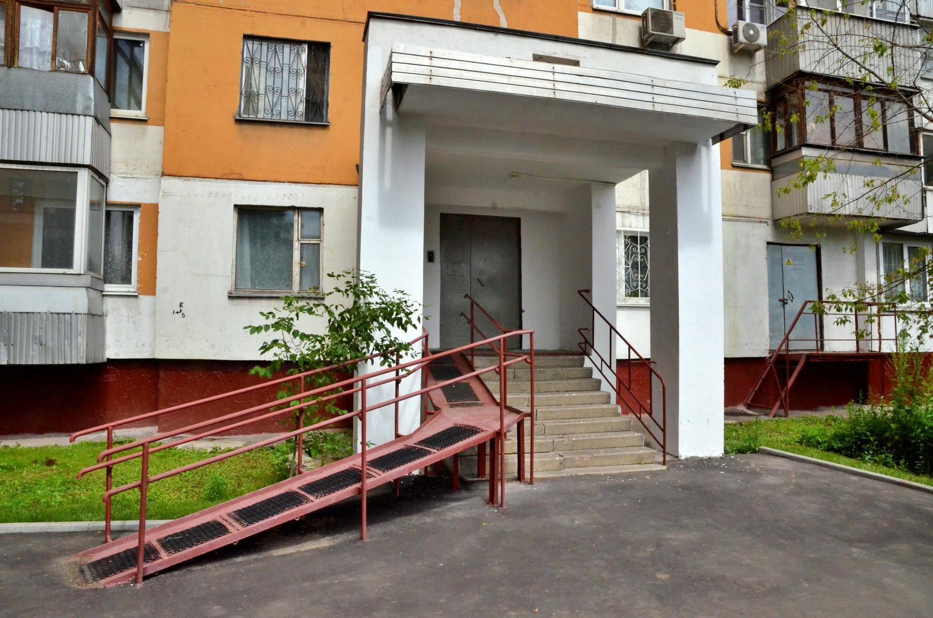 Столичную пенсионерку убило током, когда она поднимала коляску по пандусу