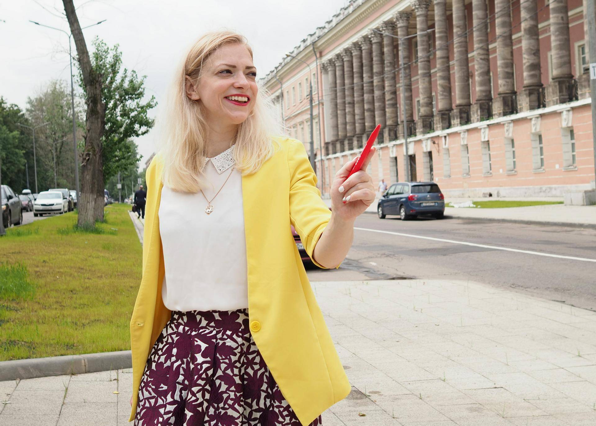 Экскурсовод Александра Анисимова рассказывает про Екатерининский дворец во время экскурсии по району Лефортово