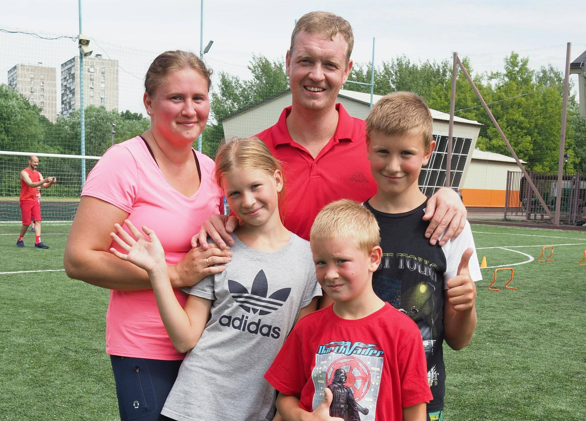 Ольга и Евгений Панкины вместе с детьми Вероникой, Андреем (справа) и Дмитрием успешно прошли все эстафеты в рамках соревнования «Туристический слет»