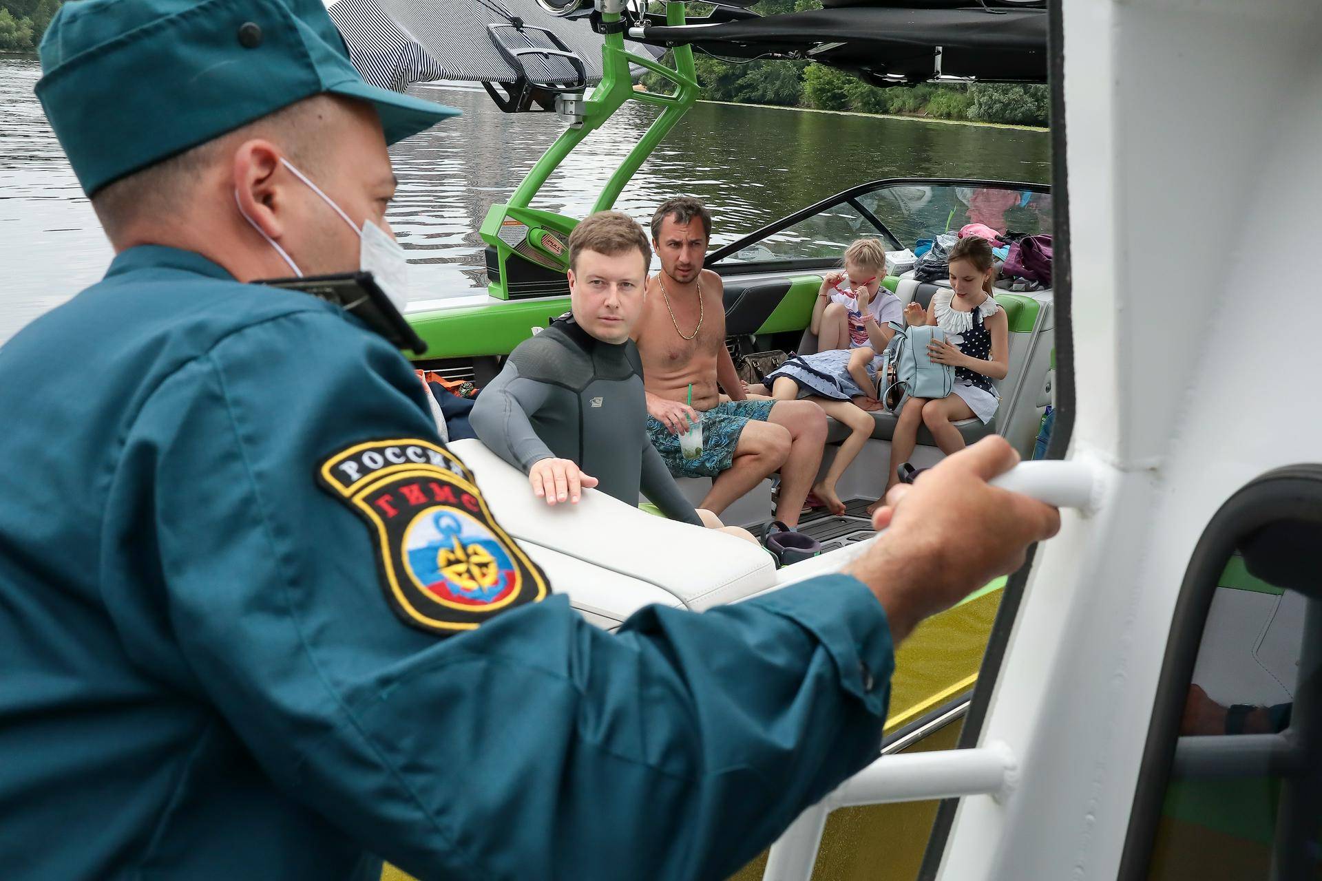 Старший государственный инспектор ГИМС Максим Глушков проводит профилактическую беседу с отдыхающими