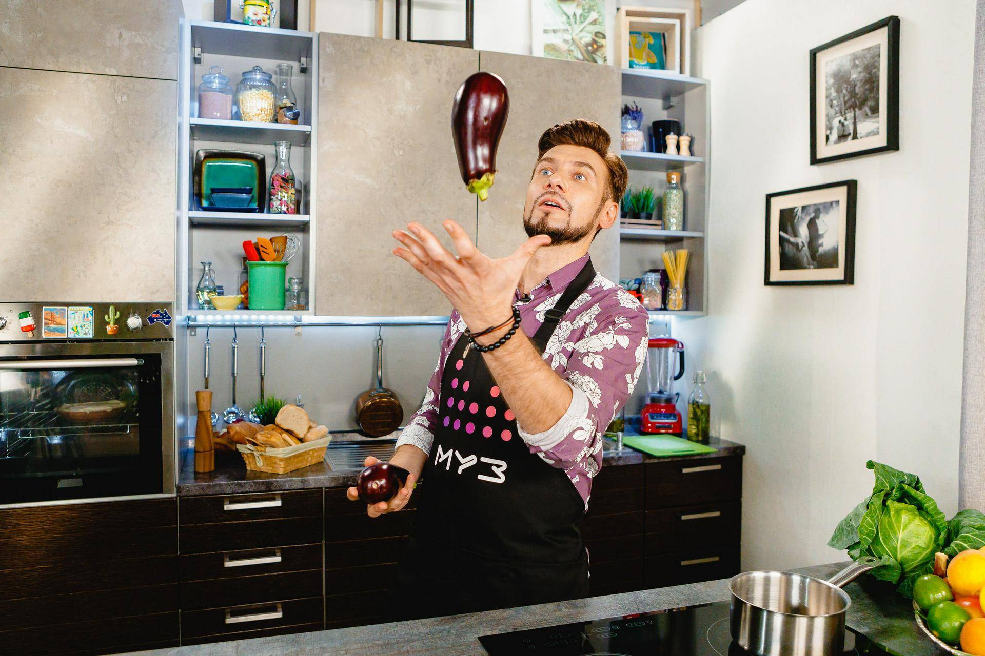 Телеведущий Андрей Разыграев