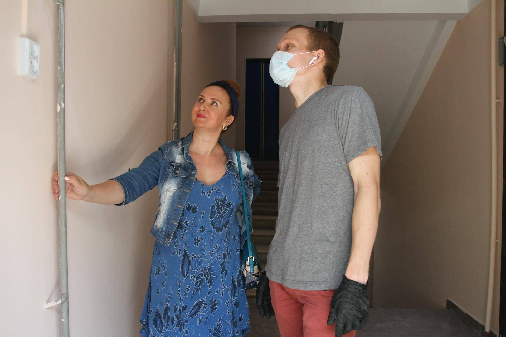 Жительница многоквартирного дома Ирина Борщева обсуждает нюансы капитального ремонта подъезда с мастером подрядной организации Сергеем Маленковым