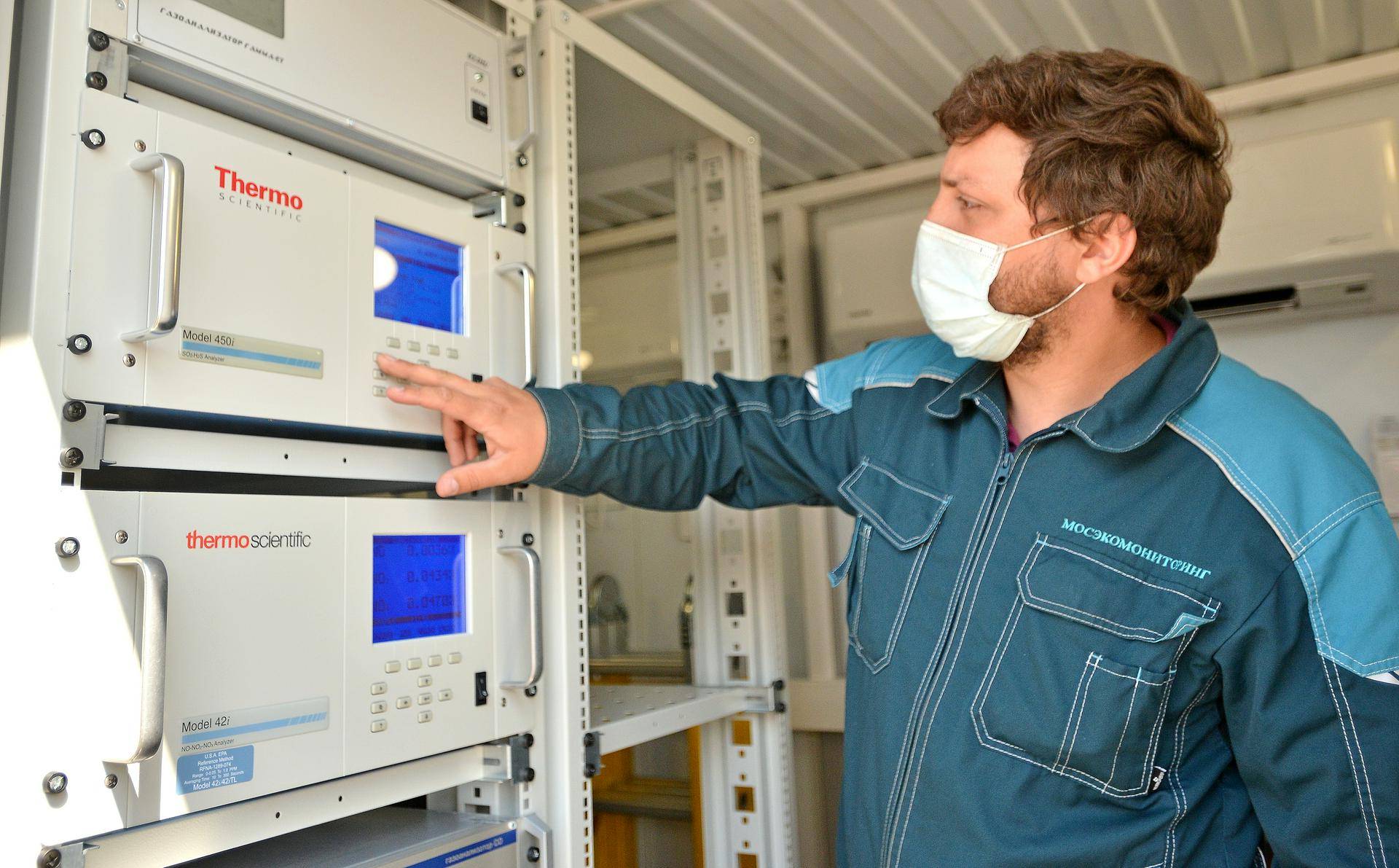 Инженер отдела эксплуатации газоаналитического оборудования ГПБУ «Мосэкомониторинг» Иван Павлов настраивает прибор, который фиксирует наличие в воздухе диоксида серы