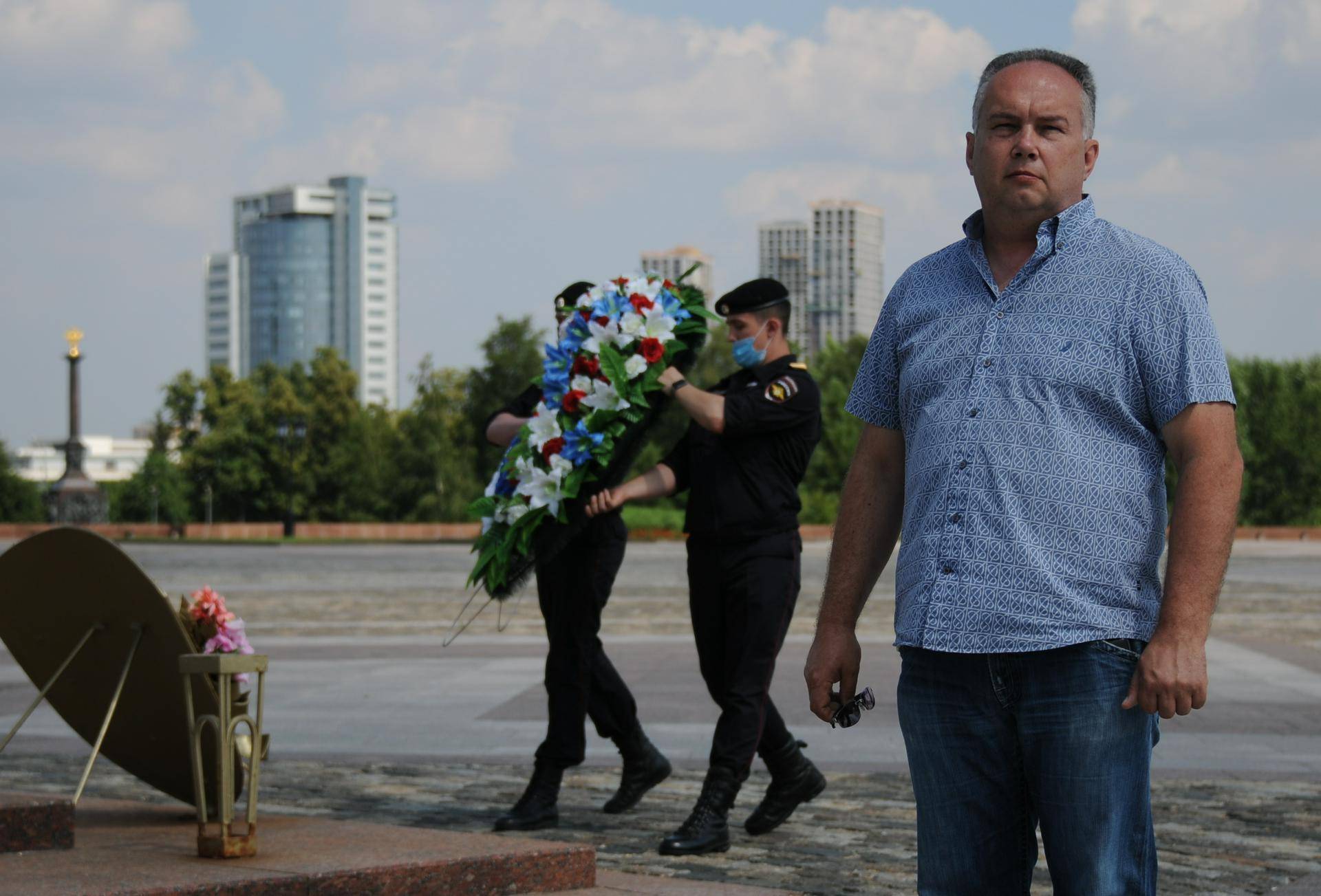 Президент Военно-технического общества Алексей Мигалин на Поклонной горе во время возложения цветов к Вечному огню в рамках репетиции старта бронепробега от Москвы до Белгорода