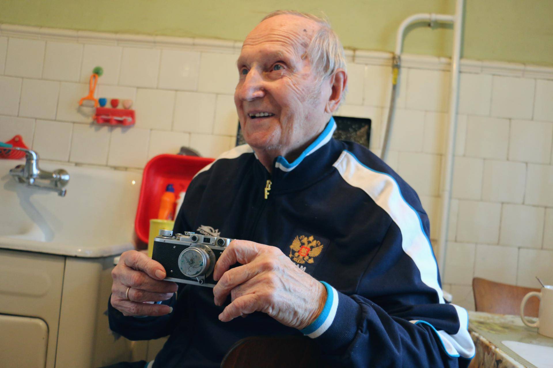 Виктор Шувалов показывает фотоаппарат, который ему подарил Василий Сталин