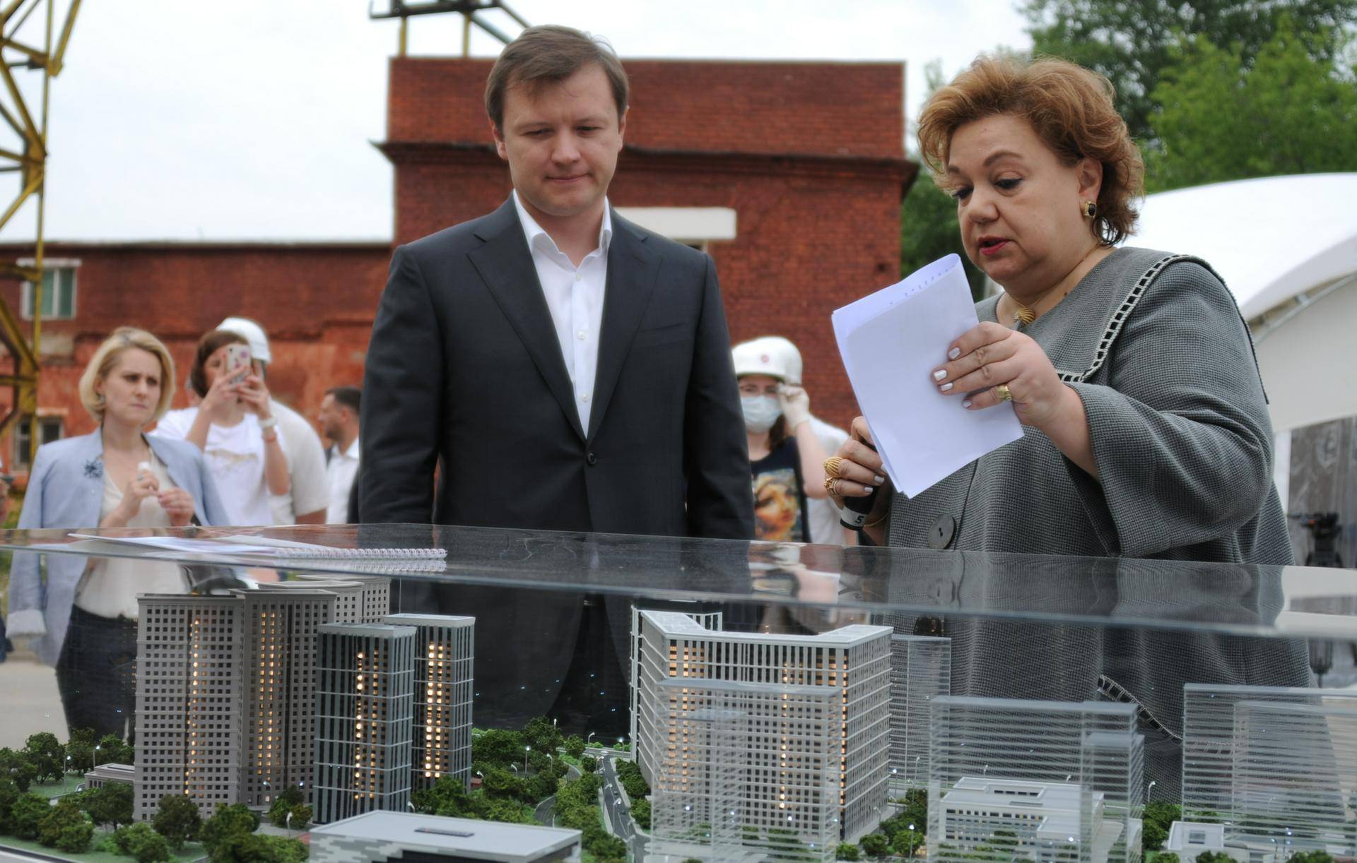 Татьяна Тихонова, гендиректор группы компаний, куда входит фирма, подписавшая договор о КРТ с правительством Москвы, показывает заммэра Москвы по вопросам экономической политики и имущественно-земельных отношений Владимиру Ефимову визуализацию проекта развития промзоны «Октябрьское поле»